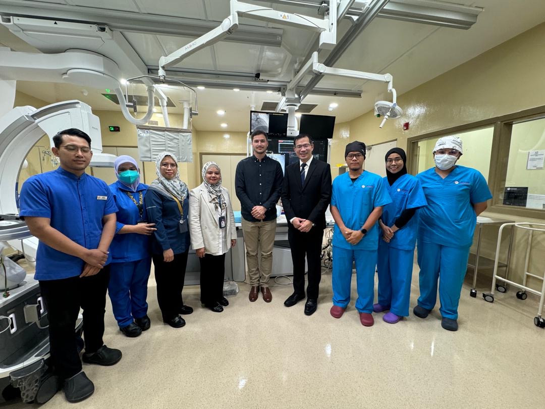 Dato’ Dennis visiting Dr Ng Kim Fong and the team in the cardiac catheterisation laboratory during the clinic opening in September 2024